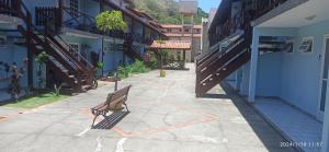 a bench sitting in the middle of a courtyard at Jardim Caribenho in Arraial do Cabo