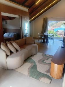 un salon avec un canapé et une table dans l'établissement Loft Nápoles, à Santa Teresa