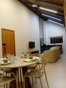 a dining room with a table and chairs and a couch at Loft Nápoles in Santa Teresa