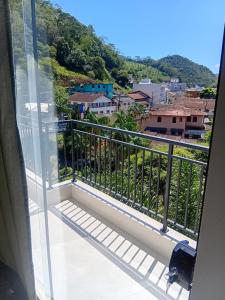un balcon avec vue sur une ville dans l'établissement Loft Nápoles, à Santa Teresa
