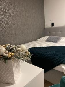 een slaapkamer met een bed en een mand met eieren op een tafel bij Apartmán Hestia 5 in Rajecké Teplice