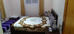 una camera da letto con un grande letto con una coperta blu e bianca di Luxury Guest House ad Agadir