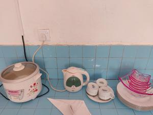 een blauwe tegelwand met een waterkoker en servies bij Golden Breeze Villa Bentota in Beruwala +28 foto's