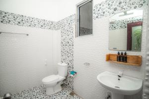 een badkamer met toilet en wastafel bij Villa Prime Time Unawatuna in Unawatuna +14 foto's