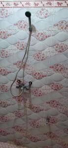 una doccia con un tubo flessibile sul pavimento del bagno di Luxury Guest House ad Agadir Altre 5 foto