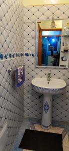 un bagno con lavandino e specchio di Luxury Guest House ad Agadir