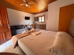 een slaapkamer met een groot bed met handdoeken erop bij Elia Limnos in Plati