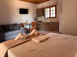 een slaapkamer met een groot bed met handdoeken erop bij Elia Limnos in Plati