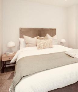 En eller flere senge i et værelse på City Centre Apartment