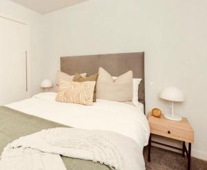 En eller flere senge i et værelse på City Centre Apartment