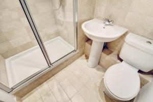 Et badeværelse på City Centre Apartment