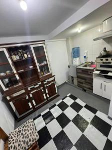 una cucina con pavimento a scacchi di Hostel Wilde a Wilde