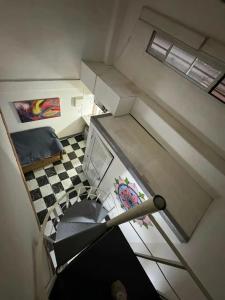 una vista sul soffitto di una scala a chiocciola in una camera di Hostel Wilde a Wilde