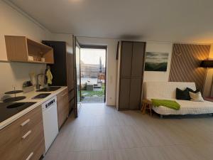 una cucina con lavandino e un divano in una camera di Raum 7 a Bad Schwalbach Altre 10 foto