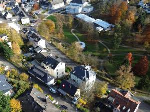 una vista aerea di un quartiere residenziale con case di Raum 7 a Bad Schwalbach