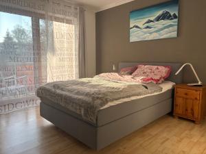 una camera da letto con un letto e una finestra di Raum 7 a Bad Schwalbach