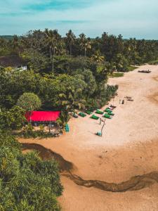 een luchtfoto van een strand met mensen erop bij Secret Beach - Talalla in Talalla South