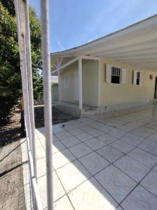 uitzicht op een gebouw met een patio bij Chalé com garagem fechada in Pântano Grande