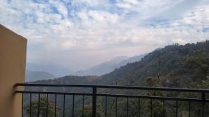 een balkon met uitzicht op een berg bij Oak sunlight Restaurant & Provides Famous Gadwali food in Mussoorie