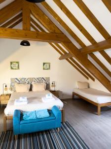 een slaapkamer met een groot bed en een blauwe bank bij GO4SURF beach Lofts in Peniche
