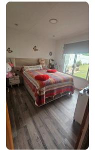 une chambre avec un lit et une grande fenêtre dans l'établissement China, à Mar del Plata