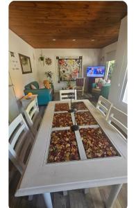 - une table avec plusieurs plateaux de nourriture dans l'établissement China, à Mar del Plata