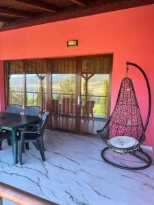 d'une terrasse avec une table et un lustre. dans l'établissement VIP Complex, à Sarnitsa