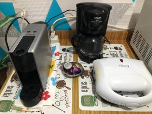 a counter top with a blender and a toaster at Apto térreo, próx ao Centro, Sesi, Bioethicus, fácil acesso à Unesp in Botucatu