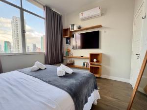 En eller flere senge i et værelse på Apartamento aconchegante e moderno na melhor área da cidade, Cozy and modern apartment in best area of the city