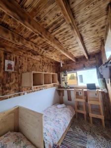 een slaapkamer met een bed en een bureau in een kamer bij summerhouseberber in Tamraght Ouzdar