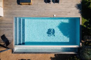 - une vue sur la piscine dans l'établissement Villa Porto-vecchio 4 chambres avec piscine, à Porto-Vecchio