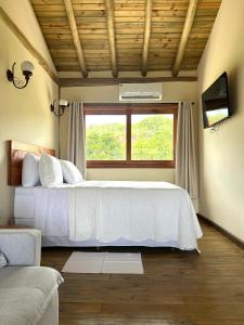 En eller flere senge i et værelse på Chalé Doce Vida