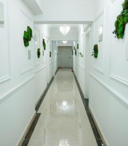 een hal in een gebouw met witte muren en witte vloeren bij Royal Luxury Suit in Iaşi