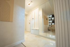 een woonkamer met een glazen wand bij Royal Luxury Suit in Iaşi