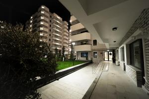 een lege binnenplaats van een gebouw 's nachts bij Royal Luxury Suit in Iaşi