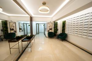 een hal met stoelen en tafels in een gebouw bij Royal Luxury Suit in Iaşi