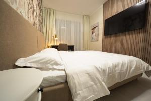 En eller flere senge i et værelse på Royal Luxury Suite + 6 billeder