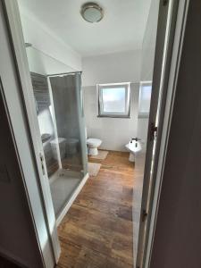 ein Badezimmer mit Dusche, Toilette und Waschbecken in der Unterkunft Flat near Serra da Arrábida, beaches and Lisbon in Quinta do Conde