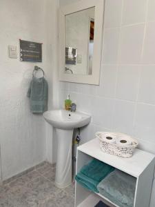 a white bathroom with a sink and a mirror at Loft Tongoy 2 Interior sin vista al mar in Tongoy +23 photos