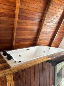 een bad in een kamer met een houten plafond bij Pousada Vasto Horizonte in Barreirinhas