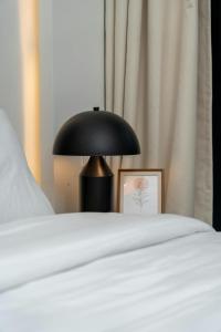 een zwarte lamp bovenop een bed bij Wayma Paradise Resort in Jambiani