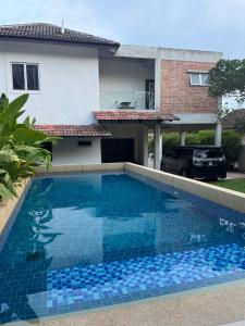 Swimmingpoolen hos eller tæt på Bungalow Pool Villa