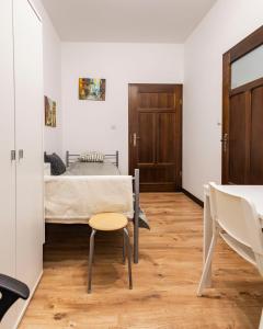 een slaapkamer met een bed, een tafel en een stoel bij Stacja Binino 