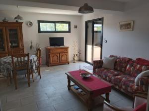 TV a/nebo společenská místnost v ubytování appartement 2 pièces à 5minutes du centre ville