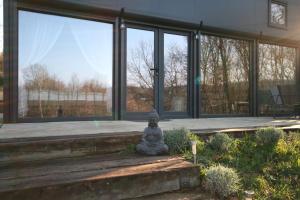 En have udenfor VIVA LA VIDA Lake house