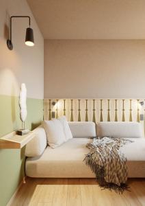 een slaapkamer met een bed en een lamp op een houten vloer bij Bella Posta Hotel in Soprabolzano +77 foto's