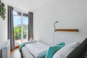 ein Krankenhauszimmer mit einem Bett und einem Fenster in der Unterkunft ARCHIPEL-Nahe Hamburg-Terasse-Neu in Geesthacht