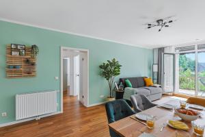 ein Wohnzimmer mit einem Tisch und einem Sofa in der Unterkunft ARCHIPEL-Nahe Hamburg-Terasse-Neu in Geesthacht