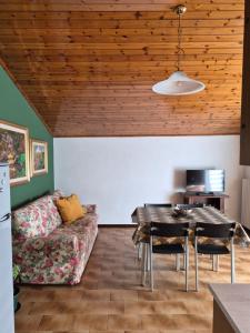 un soggiorno con un divano e un tavolo di Orion House ad Ardenno