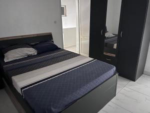 een slaapkamer met een bed en een spiegel bij Terranga in Mbour